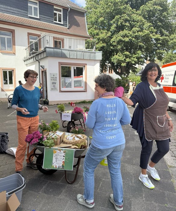 Drei Frauen vom himmelgrün-team bereiten den Schubkarren vor.