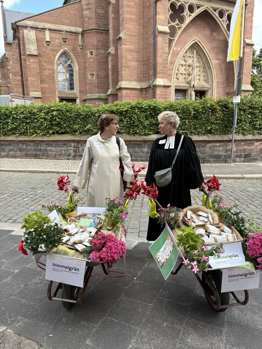 Die zwei Projektleiterinnen mit zwei Schubkarren. Kurz vor der Parade zum RLP-Tag.