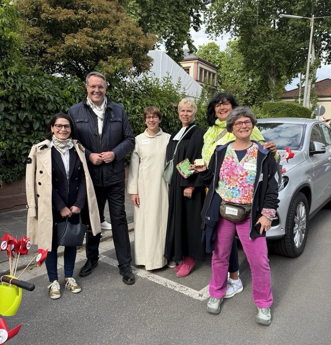 MP Schweitzer und Gattin neben dem himmelgrün-Team auf der Parade zum RLP-Tag.