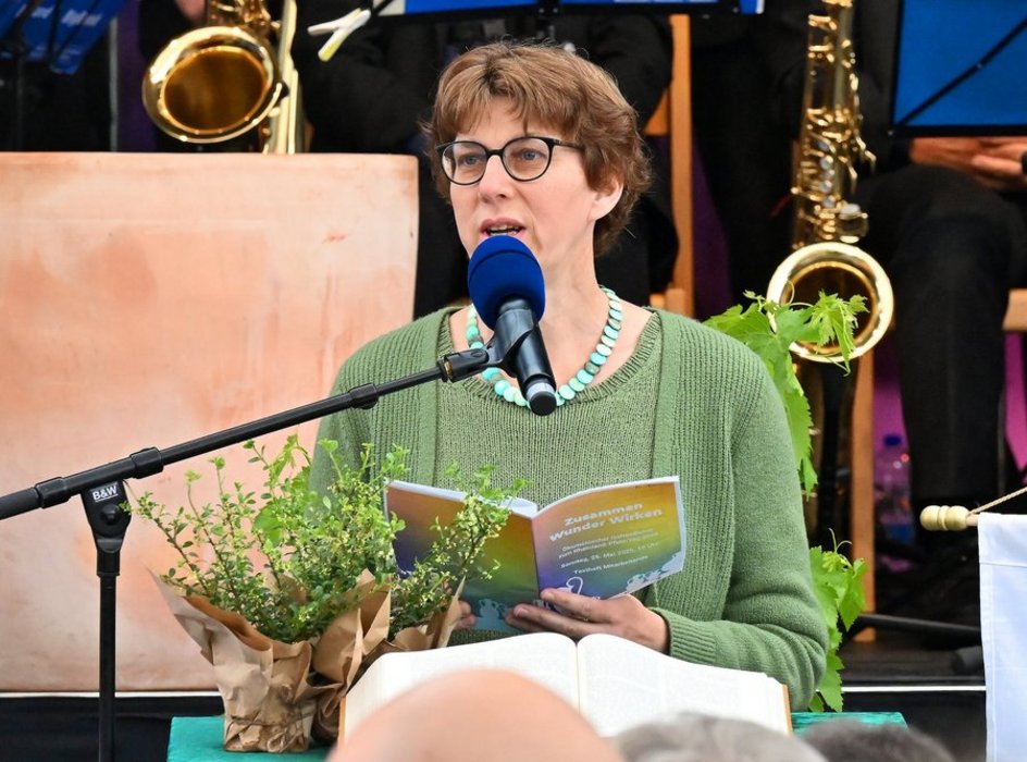 Im Gottesdienst liest Monika Kreiner den Psalm. 